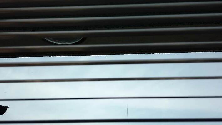 전통 디자인 안경 선 가구 백그라운드 창문 하늘 표면 아침 추상 주택 프레임 실내 그림자 사람없음 내부 장식 파란색 빛 사무실 햇빛 줄무늬 방 흰색 블라인드 고급 플라스틱 묘사 회전 각도 리빙 셔터 평행 시각장애인 줄서기 스타일 4K MP4 해외동영상 클립영상 주간 잡화 컬러 생활용품 컨셉 무늬 비즈니스 모션 재질 건물 태양 커튼 장애인 동영상 파일형식