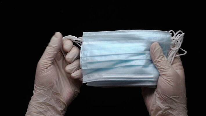 손 장갑 손가락 병원 마스크 한명 사람 치료 약 건강관리 검은색 중국 장비 의사 흰색 긴급 수술 호흡기관 보호 질병 구급차 진열장 감염 보여주기 박테리아 시범 위생관리 인플루엔자 전염병 사스 코로나바이러스 4K MOV 해외동영상 클립영상 1 잡화 아시아 컬러 컨셉 의학 모션 자동차 건강 관리 신체부위 의료진 장기_의학 바이러스 동영상 파일형식