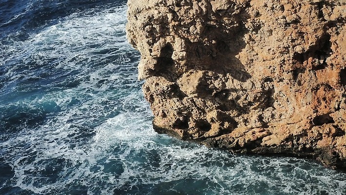 유럽 파도 바다 섬 여행 백그라운드 휴가 사람없음 야외 물 거품 절벽 춤 만 거친 황무지 스페인 망토 자르기 지중해 부식 목 탐사 내추럴 노출 얇은 캡모자 4K MP4 해외동영상 클립영상 자연요소 모자_잡화 나라 모션 문화예술 신체부위 동영상 파일형식