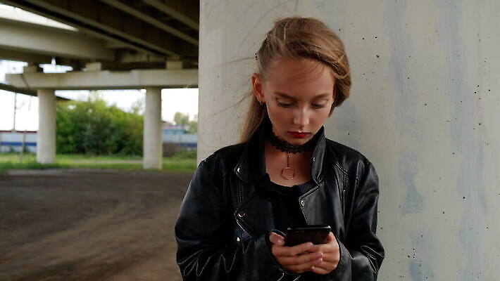 모델 응시 옷 여자 행복 산업 얼굴 자동차 모바일 거리 한명 사람 여름 스마트폰 핸드폰 청춘 뷰티 섹시 유행 검은색 어둠 재킷 잡기 도시 가죽 아래 그런지 펑크 스타일 4K MOV 해외동영상 클립영상 1 시선 계절 감정 육상교통 컬러 컨셉 모션 신체부위 전자제품 스마트기기 외투 방향 위치 동영상 파일형식