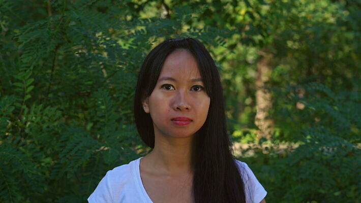 1 학생 긴머리 응시 공원 여자 행복 감정 얼굴 티셔츠 거리 한명 미소 웃음 사람 동양인 성인 야외 여름 청춘 뷰티 정원 일본 검은색 중국 긍정 직진 진실 4K MOV 해외동영상 클립영상 헤어스타일 시선 계절 공공시설 아시아 컬러 컨셉 셔츠 표정 인종 신체부위 동영상 파일형식