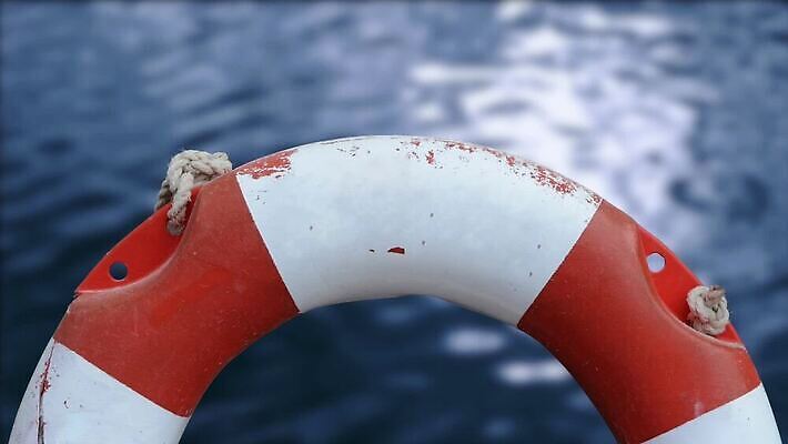 밧줄 바다 여행 날씨 항해 안전 사람없음 빨간색 물 파란색 항구 수영 장비 벨트 흰색 시골 긴급 반지 도움 보트 구출 보호 위험 오브젝트 복고 보안 부표 sos 구명용품 그런지 안전요원 옛날 잔물결 헬프 생존 효과 MOV 해외동영상 슬로모션 클립영상 자연요소 잡화 물결 줄 컬러 컨셉 배_교통 장신구 교통시설 촬영기법 수상스포츠 안전장비 동영상 구조요청 파일형식