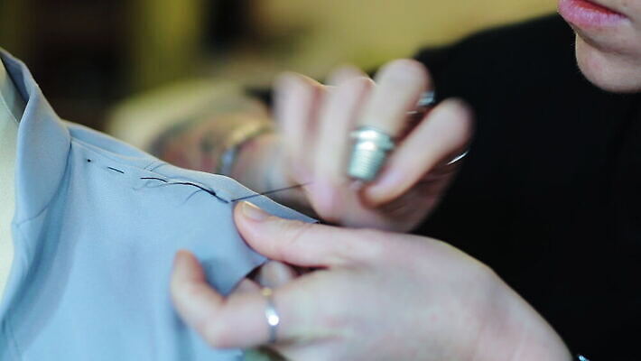 백인 손 옷 기술 실내 창조 한명 이탈리아 직물 작업실 실 바느질 골무 밀라노 4K MOV 해외동영상 클립영상 서양인 1 유럽 사람 내부 신체부위 동영상 파일형식