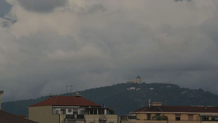 나무 구름 실루엣 유럽 여행 건축양식 자연 파노라마 사람없음 건물 물 파란색 빛 도시풍경 성당 교회 봄 이탈리아 새벽 수확 도시 시간 정상 언덕 복고 타운 스카이라인 산기슭 랜드마크 바로크 바실리카 신앙심 피에몬테 스타일 4K 타임랩스 MOV 해외동영상 클립영상 자연요소 식물 건축물 계절 건축 나라 컬러 농업 종교건축 산 촬영기법 풍경 생태계 동영상 파일형식