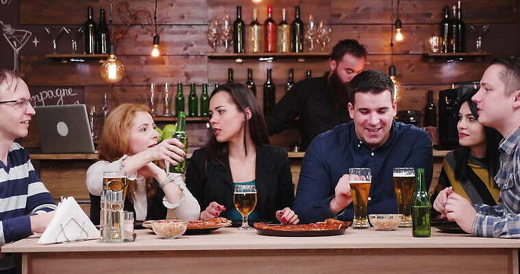 백인 라이프스타일 여자 남자 행복 음료 데이트 유리 탁자 휴가 맥주 피자 함께함 실내 대화 미소 웃음 사람 성인 내부 친구 파티 식당 우정 모임 축하 알코올 칵테일 바 그룹 야간 저녁 먹기 토스트 유흥 4K MOV 해외동영상 클립영상 자연요소 서양인 감정 빵 가구 컨셉 관계 모션 재질 주류 패스트푸드 서양음식 표정 말하기 이벤트 생활 상점 동영상 파일형식