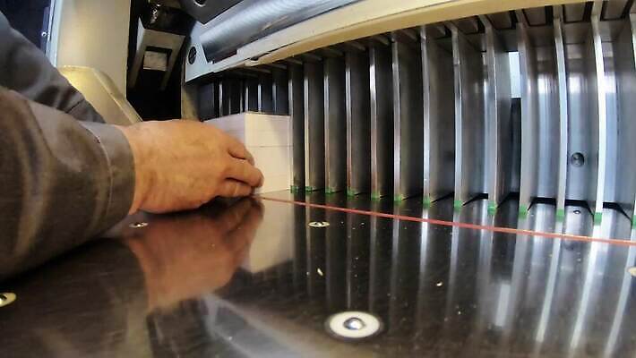 디자인 산업 종이 백그라운드 비즈니스 공장 탁자 기술 쌓기 상점 기계 방 장비 터치 흰색 공구 칼 제조 인쇄 작음 자르기 천 상업 날카로움 페이지 언론 공학 운영자 조종장치 철강 출판 커터 4K MP4 해외동영상 클립영상 교육 컬러 가구 공업 모션 도구 직물 크기 동영상 파일형식