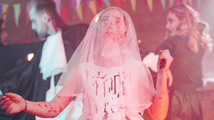 드레스 옷 어린이 음악 백그라운드 휴가 전등 조명 사람 장식 빨간색 친구 파티 황혼 할로윈 흰색 죽음 춤 아내 바 혈액 칼 야간 위험 무서움 날카로움 변장 베일 10월 시체 호러 4K MOV 해외동영상 클립영상 자연요소 감정 컬러 컨셉 관계 문화예술 이벤트 일몰 날짜 공포 동영상 파일형식