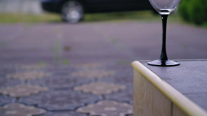 행복 음료 컬러 와인잔 자동차 유리 기념 사람없음 야외 농장 와인 맑음 활발 거품 흰색 물방울 축하 알코올 액체 붓기 화이트와인 스파클링와인 양조 양조장 4K MOV 해외동영상 클립영상 감정 육상교통 컨셉 농업 술잔 모션 재질 날씨 주류 동영상 탄산 파일형식