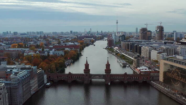 유럽 건축양식 하늘 거리 독일 풍경 사람없음 건물 물 빛 강 도시풍경 여행객 탑 일몰 기차 도시 도심 전철 야간 장면 베를린 스카이라인 항공촬영 랜드마크 수도권 옛날 조감도 4K 설정숏 MOV 해외동영상 클립영상 자연요소 건축물 건축 나라 육상교통 뷰포인트 대중교통 촬영기법 사람 노을 지역 동영상 파일형식