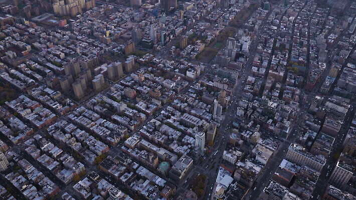 건축양식 안테나 사람없음 건물 도시풍경 고층빌딩 미국 도시 도심 뉴욕 지역 스카이라인 맨해튼 이웃 항공촬영 브루클린 4K 틸트업 설정숏 MOV 해외동영상 클립영상 건축물 건축 뷰포인트 북아메리카 통신 촬영기법 풍경 빌딩 동영상 파일형식
