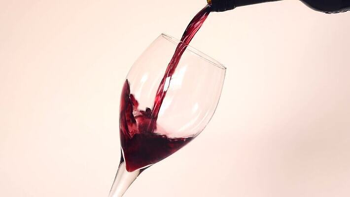 음료 백그라운드 모션 유리 포도 사람없음 빨간색 와인 소용돌이 흰색 알코올 붓기 닫기 큼 크리스탈 느림 메를로 4K MOV 해외동영상 클립영상 컬러 과일 재질 주류 회오리 크기 광석 동영상 파일형식