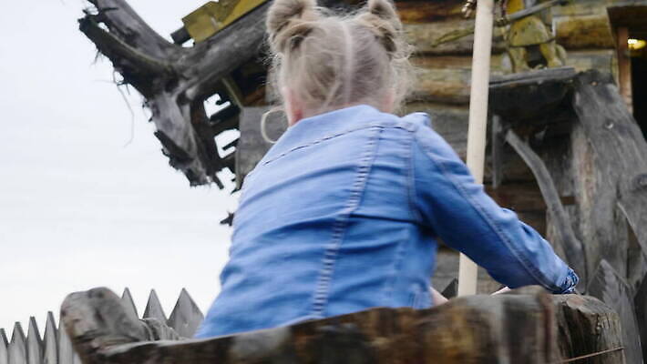 1 라이프스타일 공원 행복 얼굴 어린이 놀이 휴가 휴식 한명 웃음 사람 앉기 야외 목재 재킷 기쁨 청바지 잡기 원형 승차 순환 주말 회전목마 돌리기 사리탑 사방 4K MOV 해외동영상 클립영상 도형 나무 공공시설 감정 컨셉 재료 바지 모션 표정 생활 신체부위 탑 외투 놀이기구 동영상 파일형식