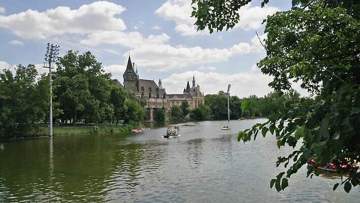 나무 외관 공원 유럽 호수 여행 농업 건축양식 자연 하늘 주택 사람없음 야외 건물 초록색 물 반사 탑 궁전 연못 도시 성 역사 박물관 일반 헝가리 고딕 랜드마크 로마네스크 바로크 부다페스트 수도권 옛날 전국 MOV 해외동영상 클립영상 자연요소 식물 건축물 공공시설 건축 나라 산업 컬러 고건축 생태계 지역 동영상 동유럽 파일형식