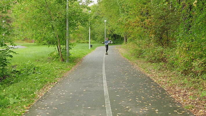 공원 남자 행복 얼굴 스포츠 포즈 휴가 기술 건강 한명 사람 소년 야외 10대 초록색 운동 자전거 스케이트 스케이팅 도시 스케이트보드 승차 오솔길 사이클링 스케이터 라이더 프리스타일 힙스터 MOV 해외동영상 클립영상 1 공공시설 패션 감정 길 어린이 스포츠용품 컬러 모션 청소년 겨울스포츠 운동선수 신체부위 바이크 보드_스포츠 육상스포츠 동영상 파일형식