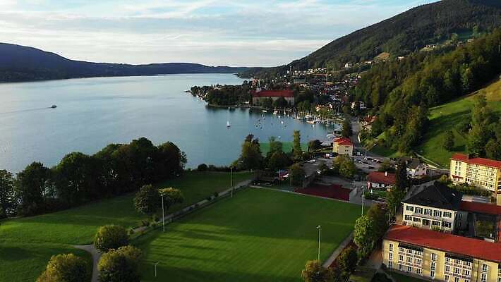 나무 유럽 호수 여행 자연 하늘 산 독일 파노라마 사람없음 야외 물 파란색 관광지 교회 마을 보트 언덕 장면 타운 바이에른 바이에른사람 산맥 4K MOV 해외동영상 클립영상 자연요소 식물 나라 컬러 배_교통 종교건축 촬영기법 건물 도시 생태계 동영상 파일형식