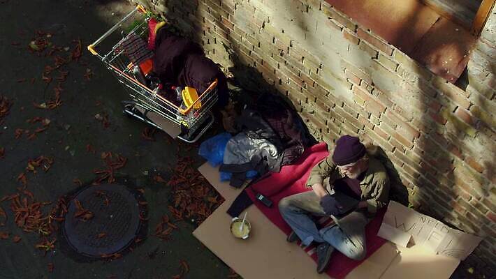 공원 거리 주택 돌담 한명 사람 앉기 야외 노트북 추위 잡기 도시 좌절 닫기 가난 버리기 사인 문제 리빙 중독 판지 거지 구걸 노숙자 우울증 헬프 4K MP4 해외동영상 클립영상 1 공공시설 감정 컨셉 모션 건물 전자제품 담장 돌_바위 도움 질병 동영상 파일형식