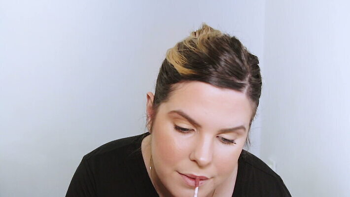 백인 모델 직업 응시 여자 얼굴 백그라운드 한명 사람 성인 뷰티 유행 카메라 화장품 거울 흰색 붓 화려 우아함 가루 눈썹 속눈썹 볼터치 피부 입술 마스카라 윤곽 예술가 아이섀도 내추럴 넣기 방법 아이라이너 연지 스타일 신청 MOV 해외동영상 클립영상 서양인 1 시선 컬러 컨셉 모션 신체부위 전자제품 화장 동영상 파일형식