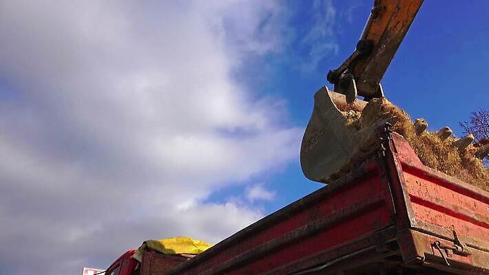 직업 산업 도로 지구 모래 포즈 건축양식 노동자 사람없음 건물 파란색 노란색 힘 기계 흙 장비 건설현장 업무 바퀴 땅 불도저 굴착기 삽 발굴 국자 트랙터 짐차 지하 무거움 땅파기 의무 채석 1인칭시점 4K HD MP4 해외동영상 클립영상 건축물 시선 건축 길 컬러 교통시설 자동차 주방용품 건설업 작업 중장비 무게 농기계 특수차량 동영상 파일형식
