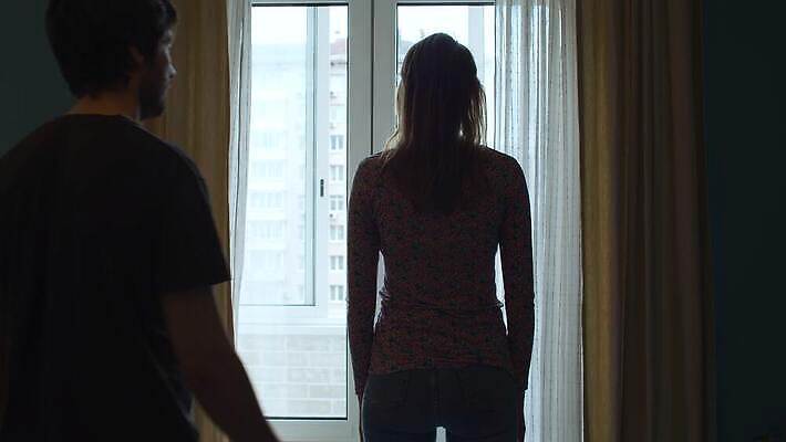 백인 커플 감정 실루엣 결혼 창문 가족 관계 남편 스트레스 실내 두명 대립 방 고통 터치 분노 짜증 표현 아내 폭력 좌절 충돌 싸움 문제 부정적 소셜 위기 이슈 트러블 남용 4K MP4 해외동영상 클립영상 서양인 컨셉 모션 촬영기법 사람 이벤트 내부 사회이슈 동영상 파일형식