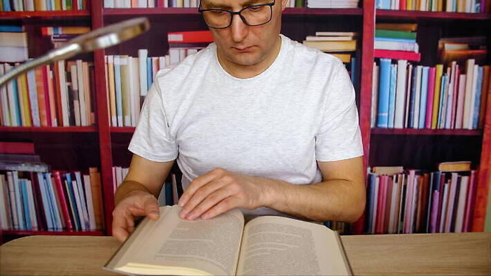 학생 교육 안경 백그라운드 생각 탁자 책장 주택 실내 한명 앉기 성인 책 학습 독서 자료 시험 정보 램프 작업 역사 도서관 수집 스마트 집중 검색 교과서 대학교 기회 문학 백과사전 보관소 지능 출판 흥미 문해 MOV 해외동영상 클립영상 1 잡화 가구 컨셉 학교 모션 교재 조명 사람 내부 건물 저장 사전 동영상 파일형식