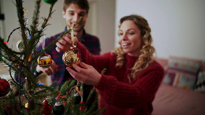 백인 커플 여자 남자 가구 크리스마스장식 크리스마스 의자 가정 청소년 아파트 함께함 실내 매달리기 미소 웃음 20대 두명 장식 소파 크리스마스트리 이탈리아 준비 빛망울 토스카나 성인남자만 성인여자만 남유럽 4K MOV 해외동영상 클립영상 서양인 기념일 유럽 생활용품 컨셉 관계 모션 주택 표정 사람 청년 내부 빛 동영상 남자만 여자만 성인만 파일형식