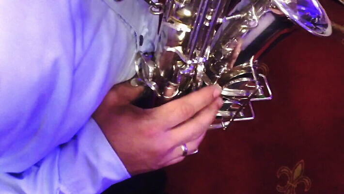 직업 손 남자 음악 백그라운드 모션 놀이 기술 실내 미술 성인 파티 축제 소리 공연 연주자 음악가 무대 기구 축하 춤 황금 클래식 닫기 색소폰 예술가 느림 재즈 오케스트라 교향곡 멜로디 뮤지컬 플레이어 MOV 해외동영상 슬로모션 클립영상 컨셉 문화예술 촬영기법 사람 이벤트 내부 신체부위 악단 목관악기 동영상 파일형식