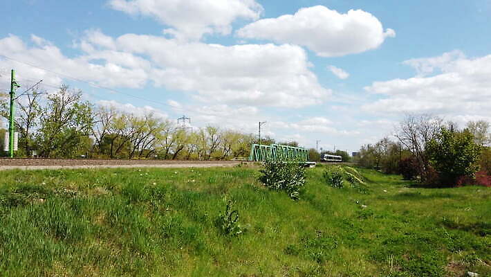 유럽 선 여행 이동 교통시설 모션 새로움 사람없음 야외 여름 태양 기찻길 기차 화물 도시 역 땅 속도 마차 승객 느림 통과 건너기 그만 더블 선로 통근 4K MOV 해외동영상 클립영상 자연요소 계절 나라 육상교통 교통수단 교통 컨셉 대중교통 운송업 시설 출근 동영상 파일형식