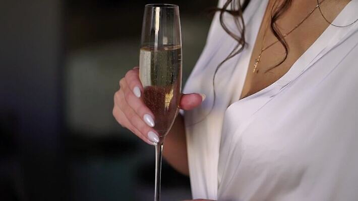 백인 손 여자 기념일 음료 결혼 와인잔 응원 유리 성공 아침 휴가 기념 주류 사람 이벤트 파티 와인 축제 침실 흰색 축하 알코올 잡기 목욕가운 칵테일 생일 액체 아침식사 샴페인 토스트 유리그릇 메를로 양조장 스플래쉬 MOV 해외동영상 클립영상 주간 서양인 그릇 빵 컬러 컨셉 술잔 모션 재질 신체부위 식사 가운 동영상 파일형식