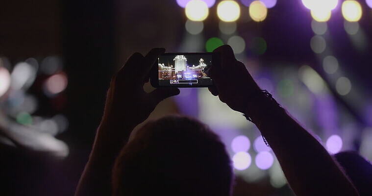 라이프스타일 손 음악 모바일 전등 조명 관리 사람 이벤트 사람없음 야외 여름 빛 스마트폰 핸드폰 파티 카메라 스크린 축제 콘서트 공연 음악가 무대 잡기 악단 부채 군중 야간 저녁 보케 예술가 슛 쇼 스포트라이트 빛망울 실행 터치스크린 유흥 4K MOV 해외동영상 클립영상 자연요소 직업 계절 모션 문화예술 생활 신체부위 전자제품 스마트기기 동영상 파일형식