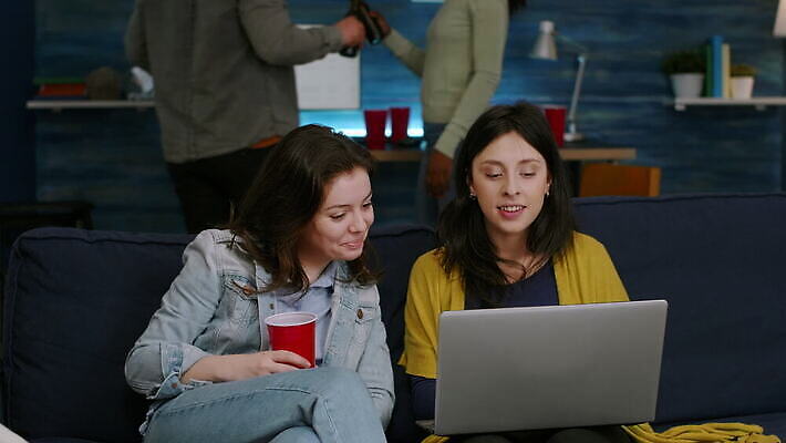 응시 행복 거실 인터넷 휴식 주택 맥주 함께함 대화 사람 앉기 친구 노트북 소파 파티 우정 방 관찰 그룹 아프리카인 야간 저녁 먹기 다인종 온라인 리빙 다민족 섞기 소셜 시리즈 사교적 4K MOV 해외동영상 클립영상 자연요소 외국인 시선 감정 컨셉 의자 관계 모션 주류 말하기 인종 이벤트 건물 전자제품 밤 동영상 파일형식