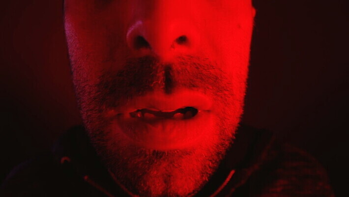 백인 응시 남자 감정 얼굴 포즈 수염 사랑 한명 사람 성인 빨간색 섹시 어둠 낭만 표현 오픈 뜨거움 자신감 입 닫기 치아 유혹 입술 열정 토막 도발 성욕 MOV 해외동영상 클립영상 서양인 1 시선 컬러 컨셉 모션 신체부위 소화기관 동영상 욕망 파일형식