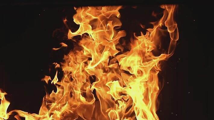 백그라운드 오렌지 공 추상 불꽃 따뜻함 사람없음 빨간색 빛 노란색 검은색 에너지 뜨거움 더위 야간 위험 큼 모닥불 폭발 폭탄 매움 심플 연료 가스 충격 파열 연소 고립 엘리먼트 지옥 효과 4K HD MOV 해외동영상 슬로모션 클립영상 자연요소 컬러 컨셉 무늬 과일 불 날씨 촬영기법 맛 크기 폭발물 동영상 파일형식