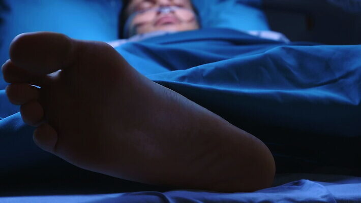 직업 손 발 건강 병원 사람 소년 치료 약 방 장비 환자 의사 공구 하트 침대 긴급 죽음 수술 맥박 서비스 충격 외과 정의 궤 돌봄 인원 전압 헬프 MOV 해외동영상 클립영상 모양 남자 어린이 가구 의학 모션 신체부위 의료진 도구 도움 동영상 파일형식