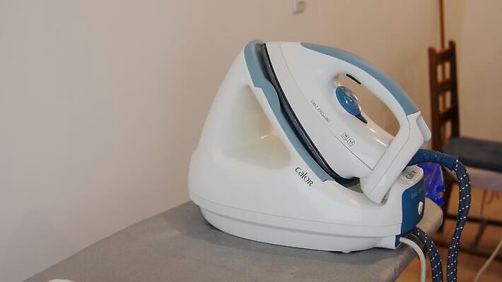 라이프스타일 옷 남자 행복 셔츠 가사 가정 주택 건조 실내 한명 서기 사람 성인 일상 파란색 기계 방 장비 직물 업무 뜨거움 빨래 수증기 청소 철 싱글 언론 다리미질 위생관리 조작 4K MP4 해외동영상 클립영상 1 감정 컬러 상의 모션 관리 내부 건물 라이프 생활 작업 동영상 파일형식