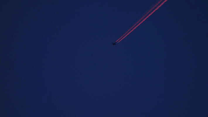 여행 백그라운드 교통시설 자국 하늘 휴가 비행기 사람없음 빨간색 파란색 일몰 흰색 물방울 연기 저녁 항공 속도 제트기 승객 대패 4K MOV 해외동영상 클립영상 컬러 교통 항공교통 대중교통 노을 야간 시설 동영상 파일형식