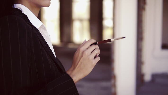 모델 라이프스타일 손 여자 얼굴 갈색머리 흡연 담배 건강 한명 사람 정장 성인 야외 건물 약 유행 검은색 잡기 화려 범죄 연기 위험 입술 중독 깡패 나쁜 니코틴 마약 마우스피스 보유 불법 소셜 해로움 흡연자 남용 중독자 대마초 마리화나 4K MOV 해외동영상 클립영상 1 헤어스타일 건축물 옷 컬러 컨셉 의학 모션 생활 신체부위 동영상 파일형식