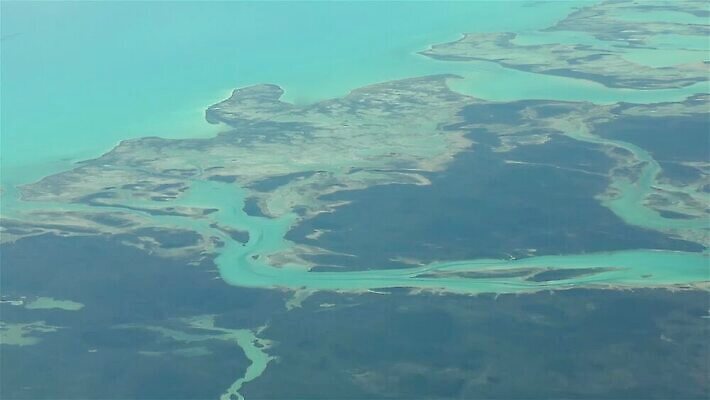 계절 섬 교통시설 자연 하늘 날씨 비행기 안테나 사람없음 파란색 햇빛 환경 맑음 비행 분위기 주식 고도 항공 상업 동영상 대서양 정의 고립 바하마 터키석 HD MP4 해외동영상 클립영상 바다 컬러 교통 컨셉 통신 항공교통 대중교통 금융 태양 보석 시설 생태계 파일형식