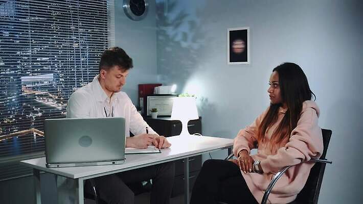 흑인 백그라운드 건강 병원 이야기 두명 고층빌딩 듣기 환자 의사 슬픔 울음 4K MOV 해외동영상 클립영상 서양인 감정 의학 모션 표정 사람 빌딩 의료진 동영상 파일형식