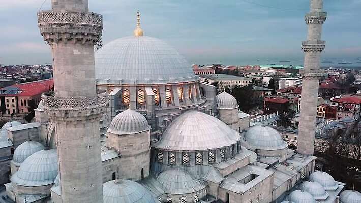 종교 문화 여행 중동 건축양식 하늘 아침 전등 이스탄불 안테나 사람없음 건물 여름 파란색 하이앵글 뷰티 탑 새벽 발코니 기도 도시 역사 닫기 큼 이슬람교 모스크 칠면조 천연기념물 드론 라마단 랜드마크 콘스탄티노플 4K MP4 튀르키예 해외동영상 클립영상 주간 자연요소 건축물 계절 건축 나라 아시아 뷰포인트 컬러 통신 모션 조류 조명 크기 동영상 파일형식