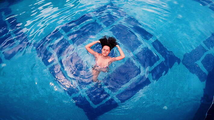 모델 라이프스타일 여자 수영복 바다 여행 백그라운드 신체 호텔 휴가 휴식 안테나 물 파란색 비키니 태양 뷰티 파티 맑음 수영 투명 정상 당구 날씬함 몰디브 드론 매트리스 안다만 터키석 푸켓 4K MOV 해외동영상 클립영상 자연요소 옷 아시아 컬러 컨셉 통신 태국 숙소 날씨 사람 이벤트 생활 구기 수상스포츠 보석 몸매 동영상 파일형식