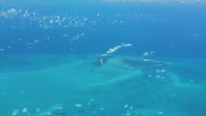계절 섬 교통시설 자연 하늘 날씨 비행기 안테나 사람없음 파란색 햇빛 환경 맑음 비행 분위기 주식 고도 항공 상업 동영상 대서양 정의 고립 바하마 HD MP4 해외동영상 클립영상 바다 컬러 교통 컨셉 통신 항공교통 대중교통 금융 태양 시설 생태계 파일형식