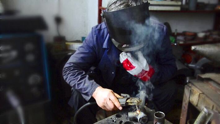 직업 남자 산업 공장 불 불꽃 노동자 조명 가면 안전 파란색 빛 금속 장비 작업 뜨거움 작업실 수리 연기 제조 헬멧 위험 작업도구 가스 공학 용접 용접공 철강 MOV 해외동영상 클립영상 자연요소 교육 컬러 컨셉 공업 재질 사람 도구 보호장비 동영상 파일형식