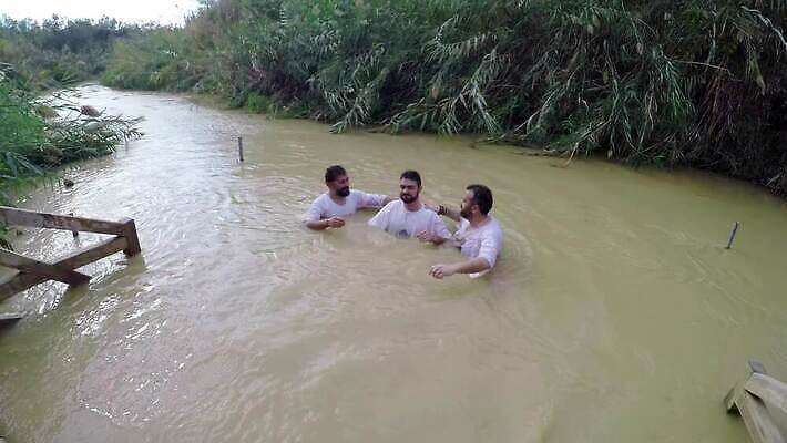 전통 여행 자연 휴가 부활절 사람 물 강 여행객 흰색 축하 아기 예수 의식 영혼 아빠 떨어짐 땅 세례 순례 예루살렘 요르단 유월절 이스라엘 4K MP4 해외동영상 클립영상 자연요소 기념일 컬러 컨셉 중동 가족 신_종교 생태계 동영상 서아시아 파일형식