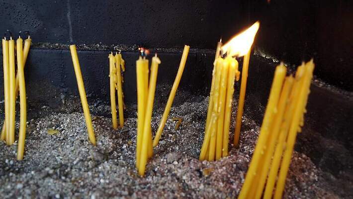 계절 종교 백그라운드 크리스마스 촛불 휴가 불꽃 휴식 따뜻함 사람없음 내부 빨간색 빛 노란색 교회 평화 검은색 어둠 슬픔 축하 영혼 황금 야간 심볼 사인 보케 장면 광 소셜네트워크 왁스 4K MP4 해외동영상 클립영상 자연요소 기념일 감정 컬러 컨셉 초 불 동영상 파일형식