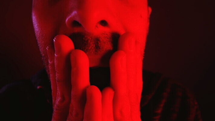 백인 손 남자 감정 얼굴 스트레스 한명 사람 성인 빨간색 머리 어둠 놀람 외침 표현 오픈 입 닫기 무서움 고민 흥분 공포 충격 반응 비명 위기 재앙 호러 MOV 해외동영상 클립영상 서양인 1 컬러 모션 표정 신체부위 소리 동영상 파일형식