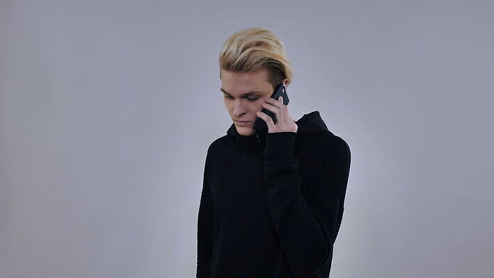 통신 손가락 모바일 세포 대화 한명 스마트폰 핸드폰 터치 분노 짜증 공구 표현 잡기 메시지 중앙 무선전화기 전화기 와이파이 부름 나쁜 채팅 터치스크린 셀룰러 표현성 4K MOV 해외동영상 클립영상 1 손 감정 모션 말하기 사람 전자제품 스마트기기 도구 무선인터넷 동영상 파일형식