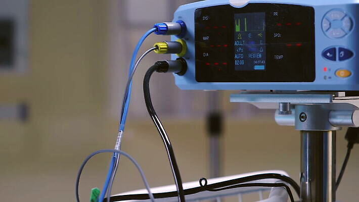 선 과학 통신 프레임 기술 건강 병원 사람없음 전자제품 컴퓨터 숫자 약 디지털 모니터 자료 어둠 공백 방 장비 환자 의사 정보 하트 긴급 맥박 돌봄 심전도 자취 비어있는 MOV 해외동영상 클립영상 모양 문자 의학 모션 의료진 동영상 파일형식