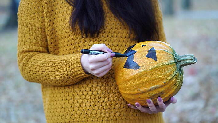 전통 손 계절 여자 얼굴 채소 오렌지 호박 휴가 주택 미술 한명 이벤트 장식 파티 검은색 페인트 할로윈 대접 그리기 유령 숲 무서움 심볼 준비 그림 예술가 10월 몬스터 호러 소름 4K MOV 해외동영상 클립영상 1 감정 컬러 과일 모션 문화예술 사람 건물 신체부위 날짜 공포 동영상 파일형식