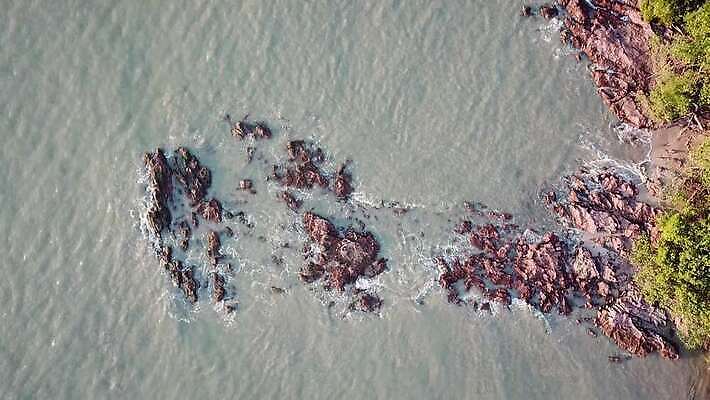 파도 바다 백그라운드 자연 사람없음 야외 물 파란색 맑음 큼 뱃놀이 지질 특별함 화강암 4K MOV 해외동영상 클립영상 자연요소 컬러 컨셉 배_교통 날씨 전통놀이 암석 크기 생태계 동영상 파일형식