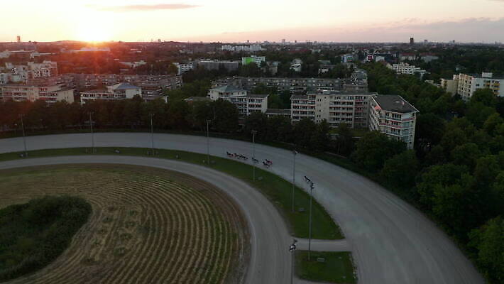 나무 동물 스포츠 하늘 주택 독일 안테나 풍경 사람없음 야외 일몰 경쟁 레이싱 도시 바퀴 승차 속도 먼지 베를린 항공촬영 드론 라이더 랜드마크 선로 조감도 4K 트래킹숏 설정숏 MOV 해외동영상 클립영상 레이스천 식물 유럽 뷰포인트 컨셉 통신 모션 촬영기법 시합 건물 노을 직물 동영상 파일형식